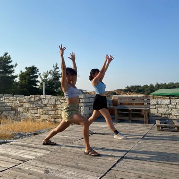 Köyde yoga yapan katılımcılarımız…